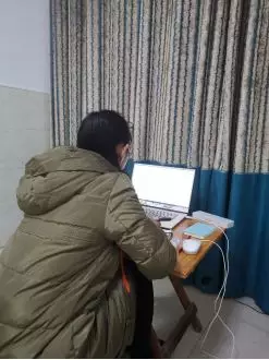 (图为员工正在认真听网课)