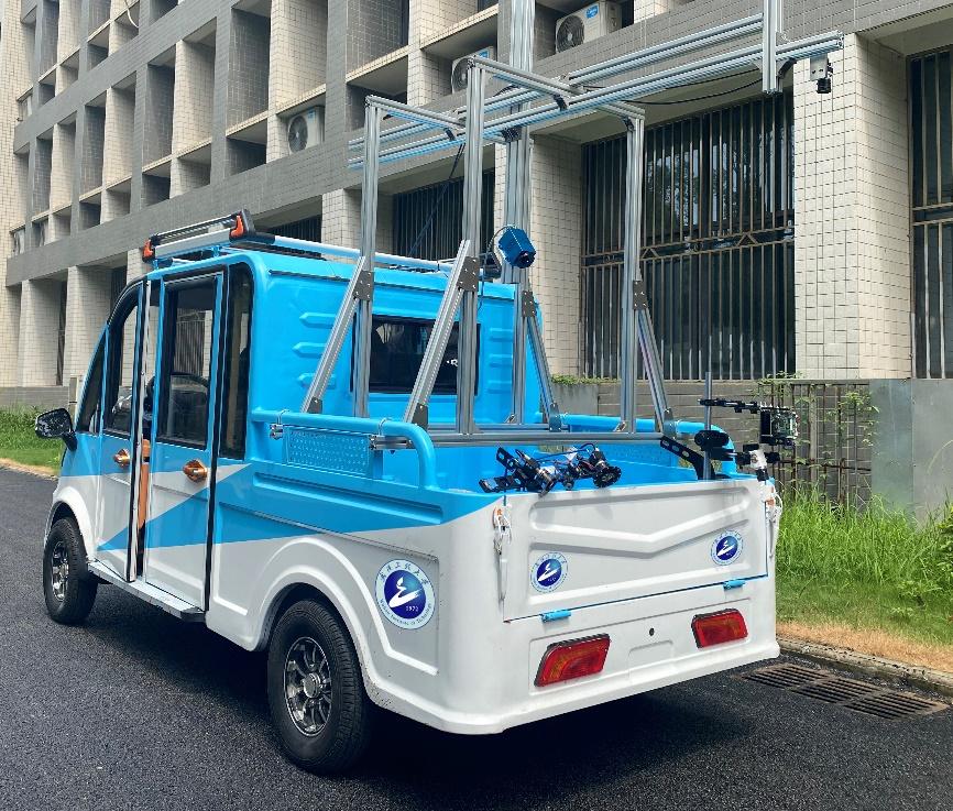 图7 公司自主研制的道路缺陷/机场路面异物检测车