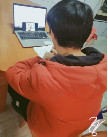 (图为员工提前预习并做好笔记)